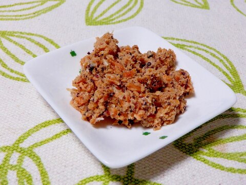 出汁を取ったサーモンのあらで鮭フレーク